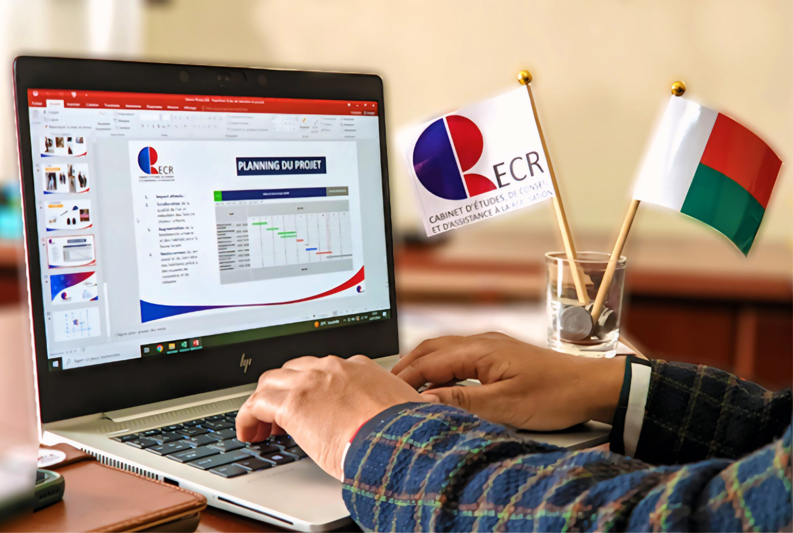 Personne travaillant sur ordinateur